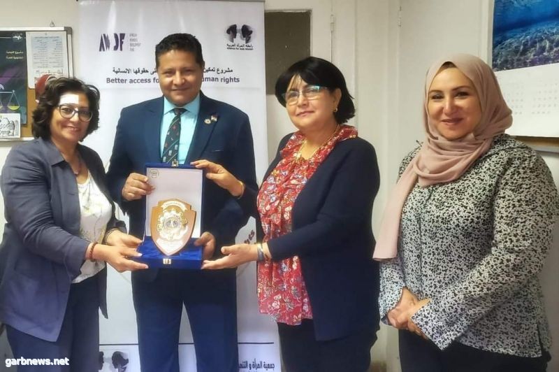 سفير ميثاق المناخ الاوربي في مصر،يكرم بدرع الاتحاد النوعى لنساء مصر