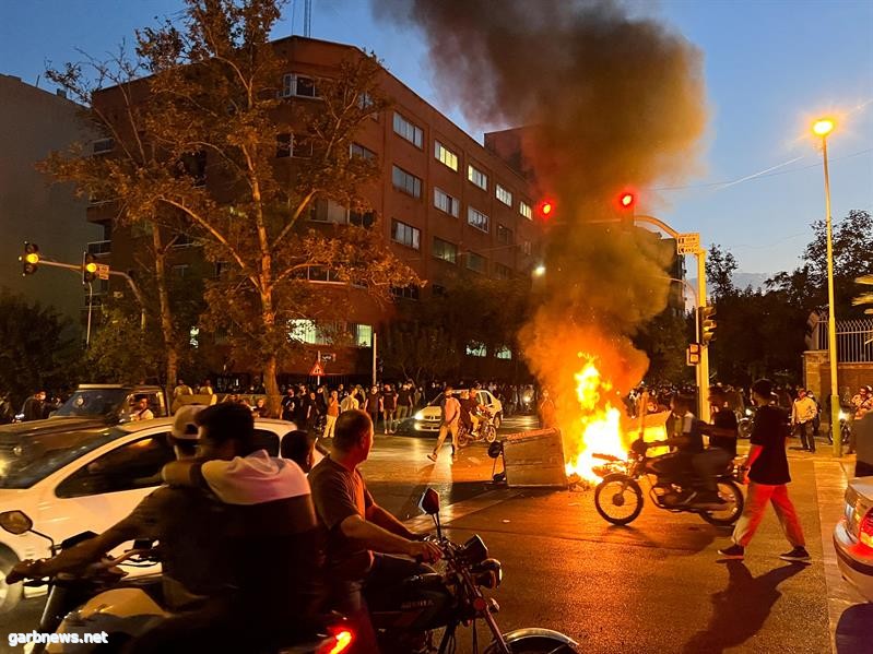مظاهرات غاضبة تعمّ طهران واشتباكات عنيفة مع الشرطة وحرق صور "خامنئي"