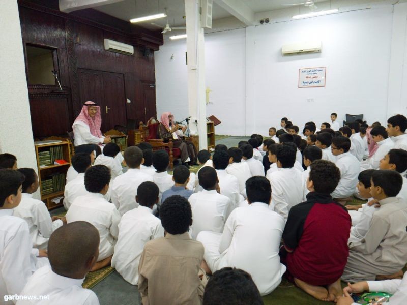 الشيخ عيسى الدريويش يحث طلاب الحلقات بدومة الجندل على الجد و المثابرة بحفظ القرآن الكريم