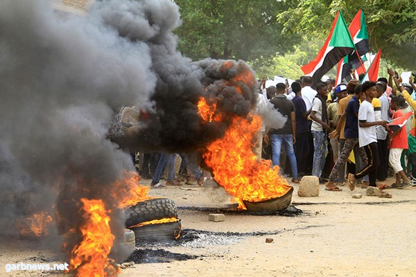 آلاف السودانيين يتظاهرون ضد الحكم العسكري قبل أيام من ذكرى الانقلاب