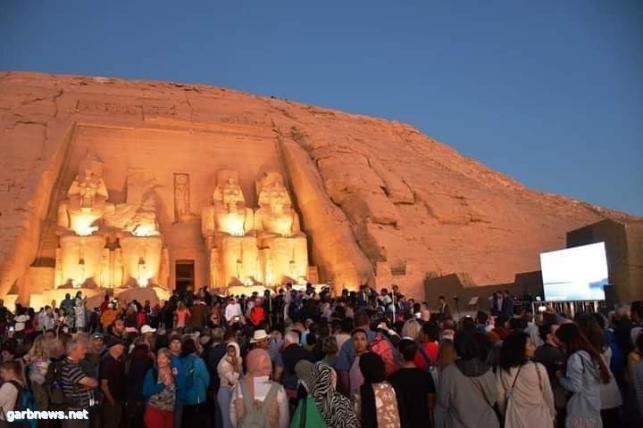 - 4000 سائح مصري وأجنبي يشهدون ظاهرة تعامد الشمس بأبوسمبل