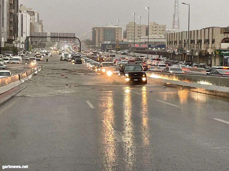 عاصفة مطرية  تتسبب بتعليق الدراسة وإغلاق الطرق إلى مكة