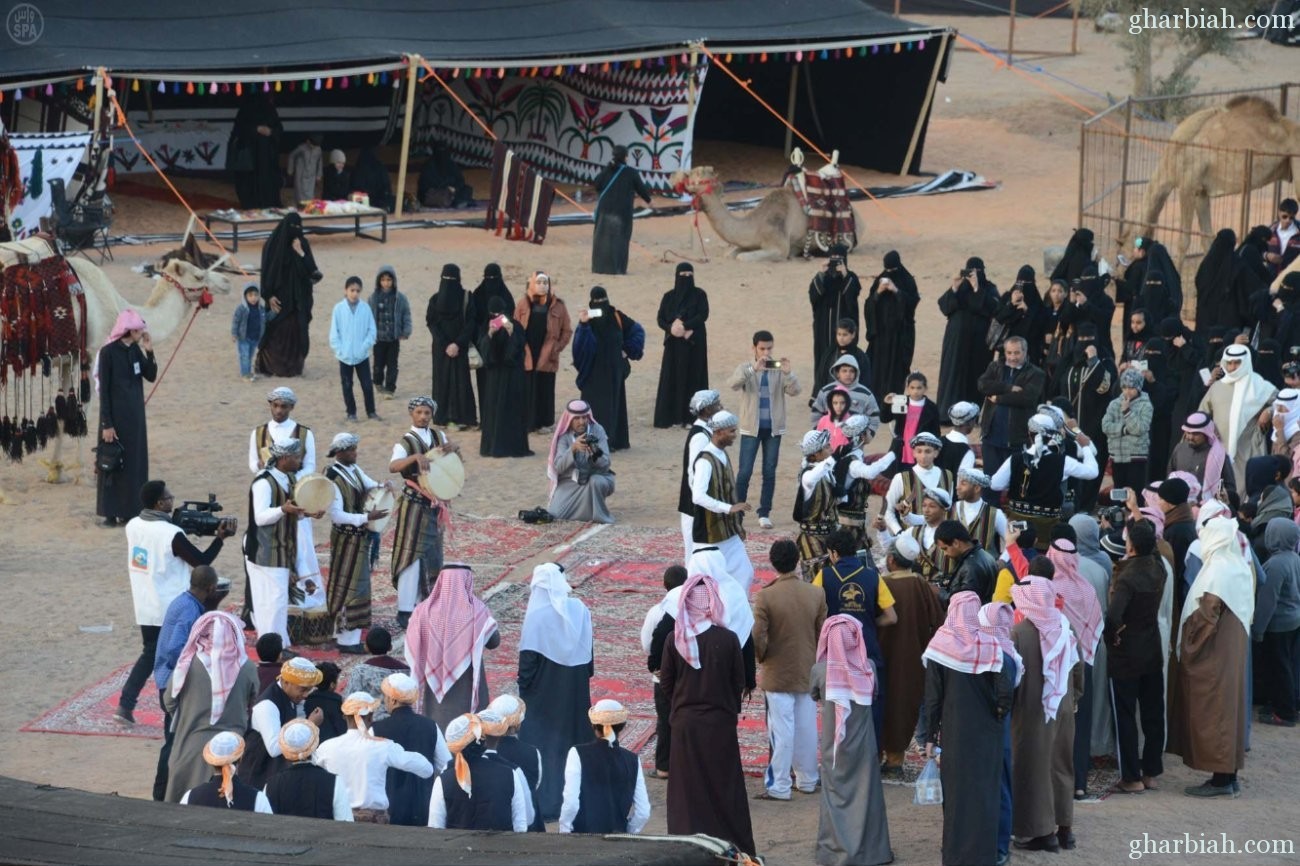 العروض الشعبية تلفت الأنظار في مهرجان الصحراء الثامن بحائل