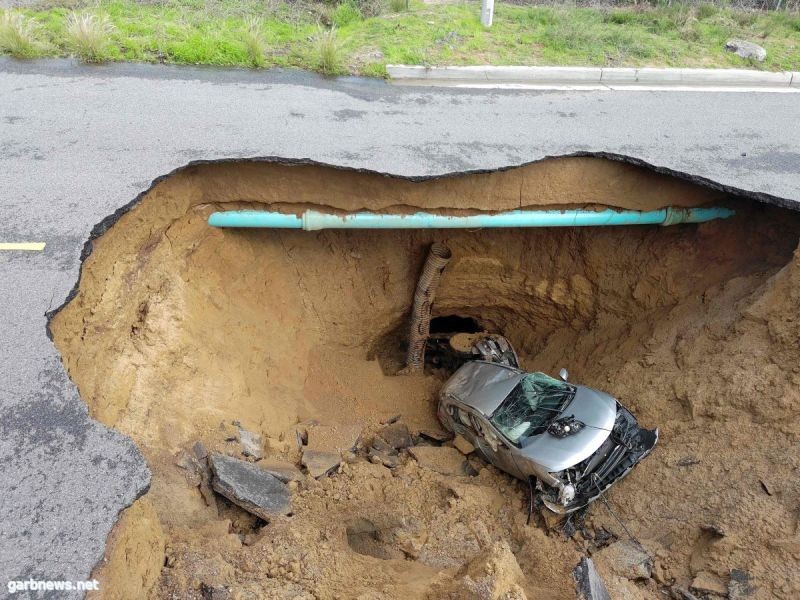حفرة عميقة  تبتلع سيارتين في #كاليفورنيا