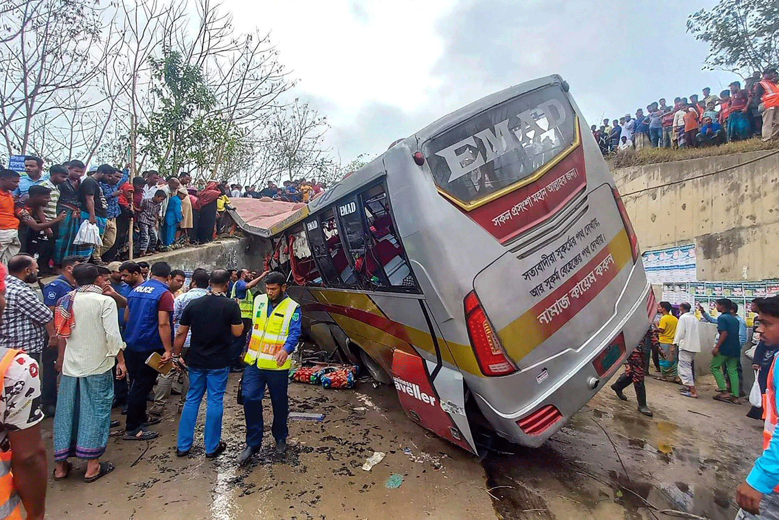مصرع 17 شخصاً في حادث تحطم حافلة  بنغلاديش