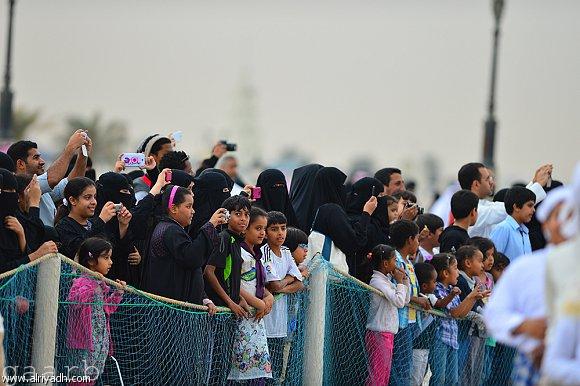 الأهازيج الشعبية تجذب زوار مهرجان الساحل الشرقي الرابع