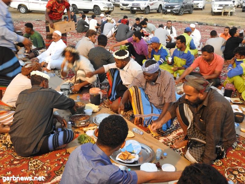 أبناء قبيلة النجوع في صبيا يقيمون سفرة افطار رمضانية بطول ٤٠٠ متر
