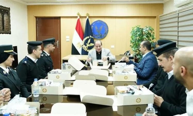 الرئيس السيسي يتناول وجبة الإفطار مع ضباط وأفراد قسم شرطة مدينة نصر