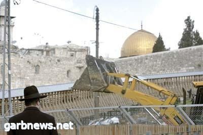 قوات الاحتلال الإسرائيلي تجرف أسواراً وأراضٍ في القدس