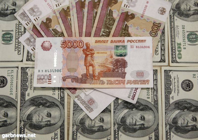 انخفاض طفيف للدولار مقابل الروبل في بورصة موسكو