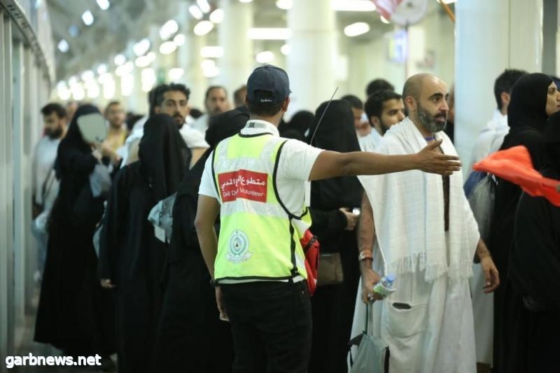 متطوعون يشاركون الدفاع المدني في خدمة ضيوف الرحمن