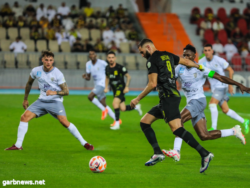 الاتحاد يعبر الطائي ويتصدر الدوري السعودي