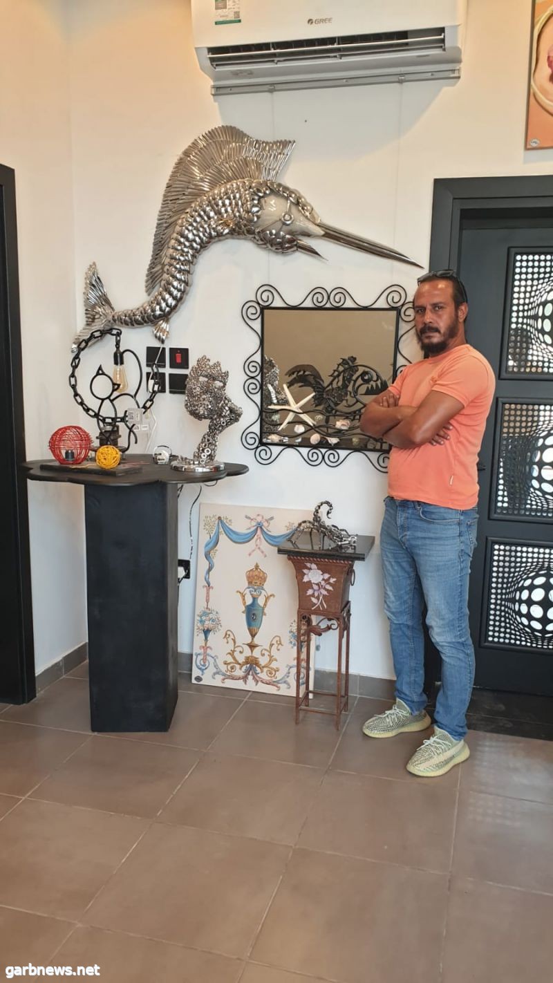 الفنان التشكيلي عمرو محمد عبد الكريم: أسعى لتعزيز ثقافة إعادة التدوير والاستدامة