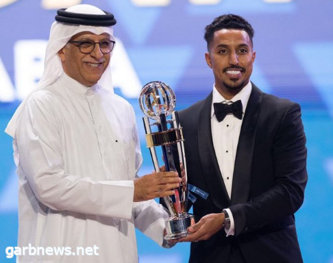 لاعب المنتخب السعودي والهلال سالم الدوسري يتوّج بجائزة أفضل لاعب في آسيا 2022