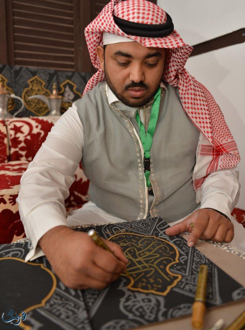 الخط العربي يستهوي زوار الجنادرية في بيت مكة المكرمة