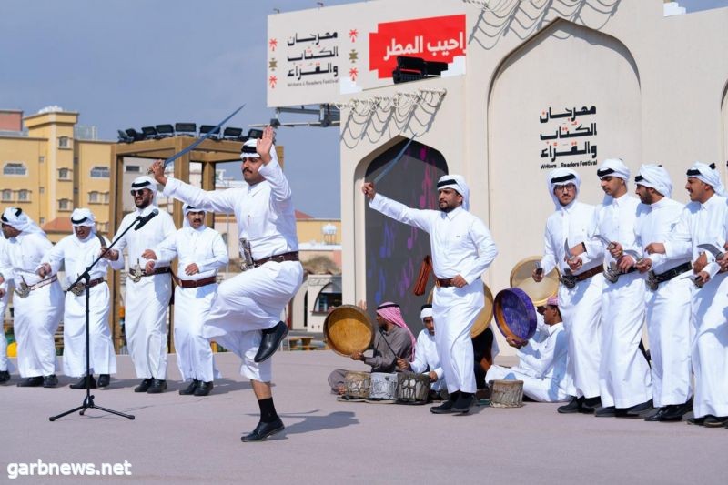 عروض الفنون التراثية تخطف أنظار زوار "مهرجان الكُتّاب والقُراء" بعسير