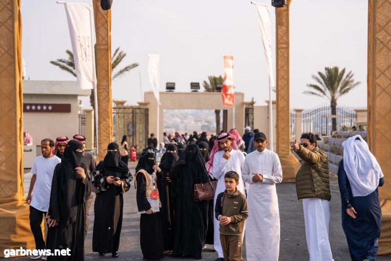 مهرجان الكُتّاب والقرّاء بعسير يشهد إقبالاً كبيراً.. وفعالياته تكتظ بالزوار