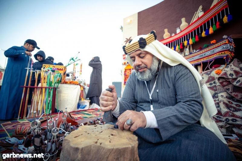 عروض حية للحرف اليدوية التقليدية تلفت زوار مهرجان الكُتّاب والقُراء