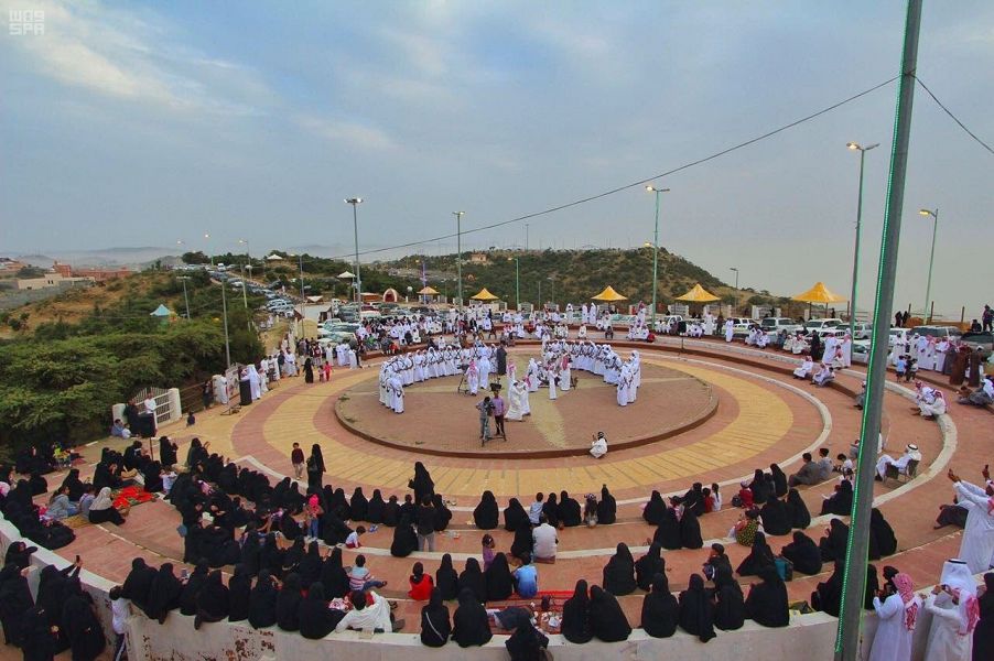 فعاليات لوني "العرضة " و "اللعب" تبهران زوار النماص