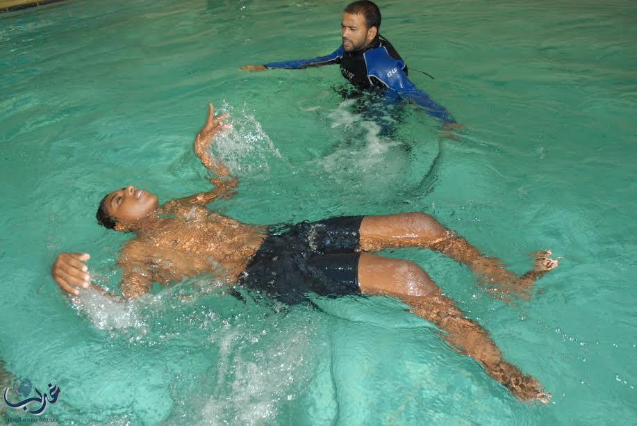 إيفاء تنظم مسابقة السباحة لأطفال الشلل الدماغي