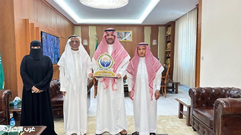 رئيس نادي الثقافة والفنون بصبيا وأعضاء مجلس الإدارة يشكرون المحافظ على دعمه رئيس نادي الثقافة والفنون بصبيا وأعضاء مجلس الإدارة يشكرون المحافظ على دعمه