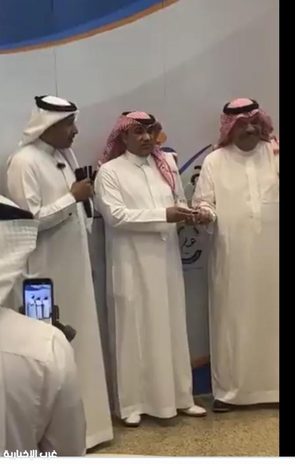 تكريم الدكتور عتيق الزهراني لقاء جهوده المتميزة من شركة الخليج للتدريب والتعليم تكريم الدكتور عتيق الزهراني لقاء جهوده المتميزة من شركة الخليج للتدريب والتعليم