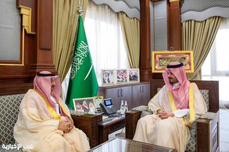 أمير المدينة المنورة يلتقي مدير عام فرع المركز الوطني لتنمية الغطاء النباتي ومكافحة التصحر بالمنطقة أمير المدينة المنورة يلتقي مدير عام فرع المركز الوطني لتنمية الغطاء النباتي ومكافحة التصحر بالمنطقة
