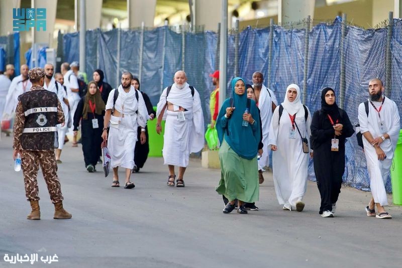 حُجِّاج بيت الله الحرام يتوافدون إلى مشعر منى لقضاء يوم التروية. حُجِّاج بيت الله الحرام يتوافدون إلى مشعر منى لقضاء يوم التروية.