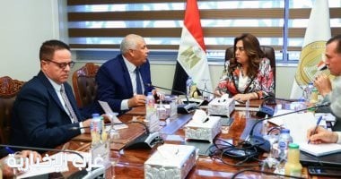 وزير التنمية المحلية المصري تتابع مع محافظ الوادى الجديد إنشاء مركز إنتاج الحرير الطبيعى وزير التنمية المحلية المصري تتابع مع محافظ الوادى الجديد إنشاء مركز إنتاج الحرير الطبيعى