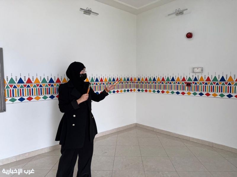 الفنانه هبة جامع تبدع في رسم جدارية بالقط العسيري الفنانه هبة جامع تبدع في رسم جدارية بالقط العسيري