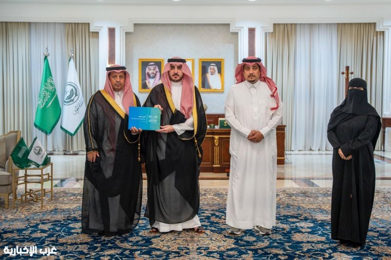 أمير منطقة الجوف يتسلّم التقرير الشامل لأداء "تعليم الجوف" وخططه المستقبلية أمير منطقة الجوف يتسلّم التقرير الشامل لأداء "تعليم الجوف" وخططه المستقبلية