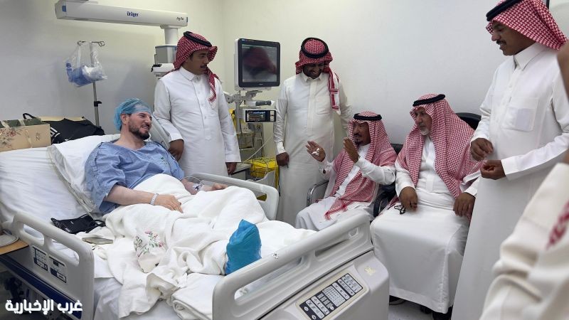 الشيخ ضيف الله الدويرج يطمئن على صحة الشيخ مبارك هلان الوردة