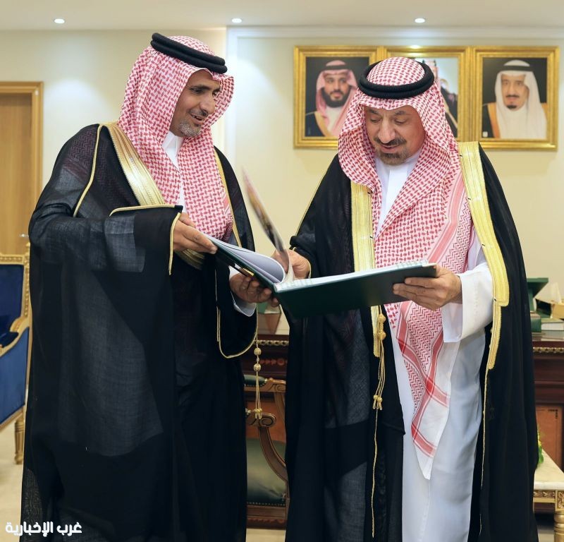 أمير نجران يتسلّم التقرير نصف السنوي لفرع مركز الملك عبدالعزيز للتواصل الحضاري بالمنطقة. أمير نجران يتسلّم التقرير نصف السنوي لفرع مركز الملك عبدالعزيز للتواصل الحضاري بالمنطقة.