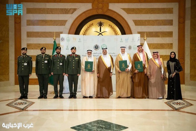 نائب أمير مكة المكرمة يشهد توقيع عِدة مذكرات تعاون إستراتيجية بين مديرية السجون بالمنطقة وعدد من الجامعات نائب أمير مكة المكرمة يشهد توقيع عِدة مذكرات تعاون إستراتيجية بين مديرية السجون بالمنطقة وعدد من الجامعات