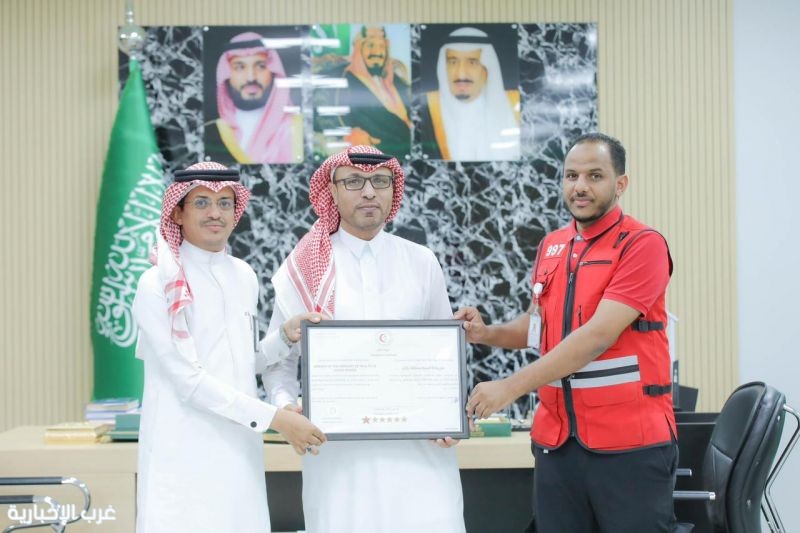 “الهلال الأحمر بجازان يسلّم شهادة الامتثال للسلامة الإسعافية لفرع وزارة الصحة بالمنطقة”