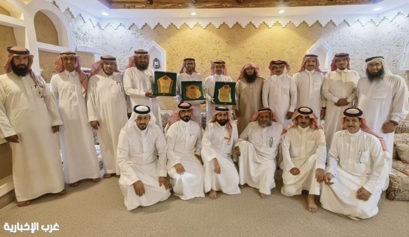 منسوبو مكتب التعليم بطبرجل يكرمون زملاءهم المتقاعدين