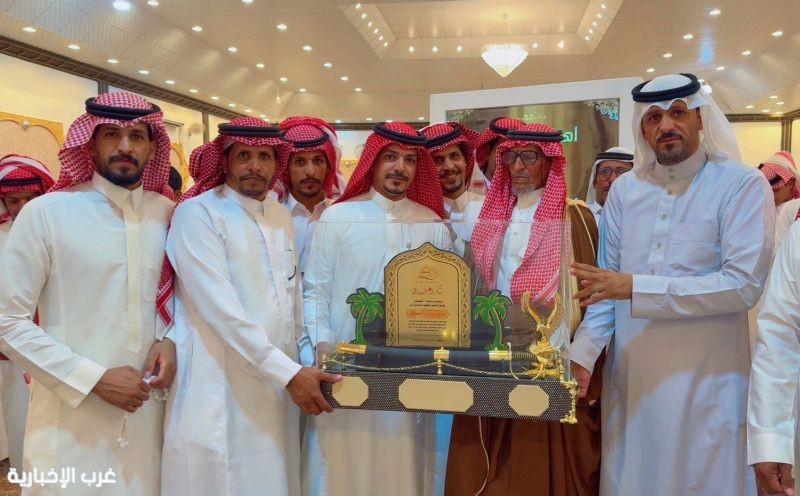 الشاعر والراوي خميس المخيمر يكرم “وسم الشمال” ويقيم مأدبة عشاء لأبناء أخيه حضيري رحمه الله الشاعر والراوي خميس المخيمر يكرم “وسم الشمال” ويقيم مأدبة عشاء لأبناء أخيه حضيري رحمه الله