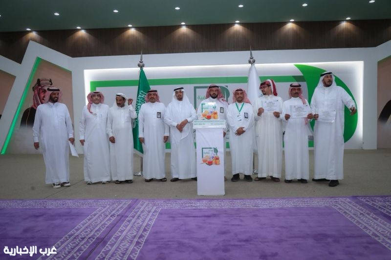 مكتب وزارة البيئة والمياه والزر اعة يكرم المشاركين والمنظمين في مهرجان المنتجات التحويلية الزراعية بدومة الجندل