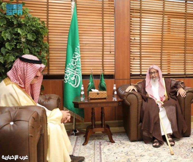 مفتي عام المملكة يستقبل الأمير عبدالعزيز بن سطام بن عبدالعزيز مفتي عام المملكة يستقبل الأمير عبدالعزيز بن سطام بن عبدالعزيز
