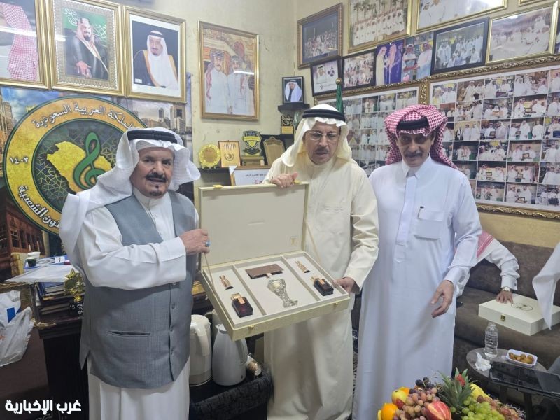 من أبها البهية .. عبد الله القحطاني يكرم الشاعر عبدالإله دشيشه في مقر فرقة أبو سراج