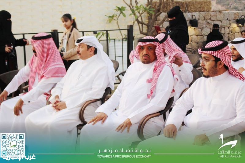 أمين عام غرفة الطائف يُسلّم جوائز مسابقة "الطائف.. بين الضو والظل