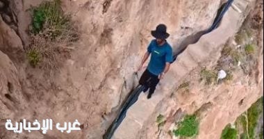 مغامر يثير الجدل بنزوله من قمة جبل فى عُمان فى مشهد يحبس الأنفاس. مغامر يثير الجدل بنزوله من قمة جبل فى عُمان فى مشهد يحبس الأنفاس.