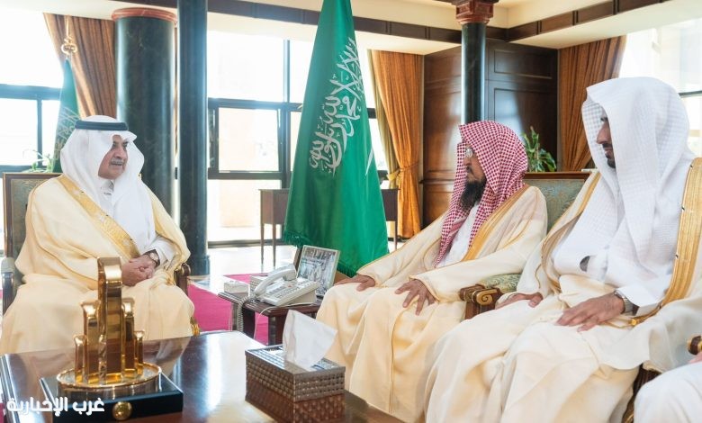 أمير تبوك يستقبل عضو هيئة كبار العلماء الشيخ يوسف بن سعيد