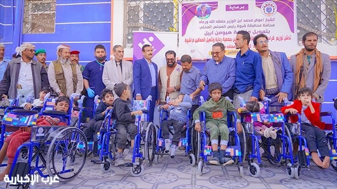 محافظ شبوة يدشن مشروع توزيع كراسي للطلاب من ذوي الإعاقة