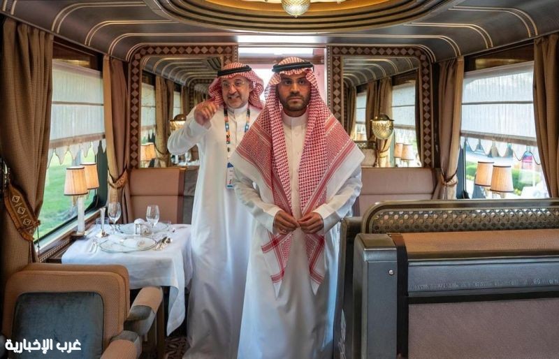 نائب أمير منطقة حائل يطلع على عربة قطار "حلم الصحراء" الفاخر
