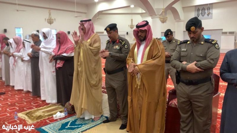 محافظ القنفذة يؤدي صلاة الاستسقاء مع جموع المصلين
