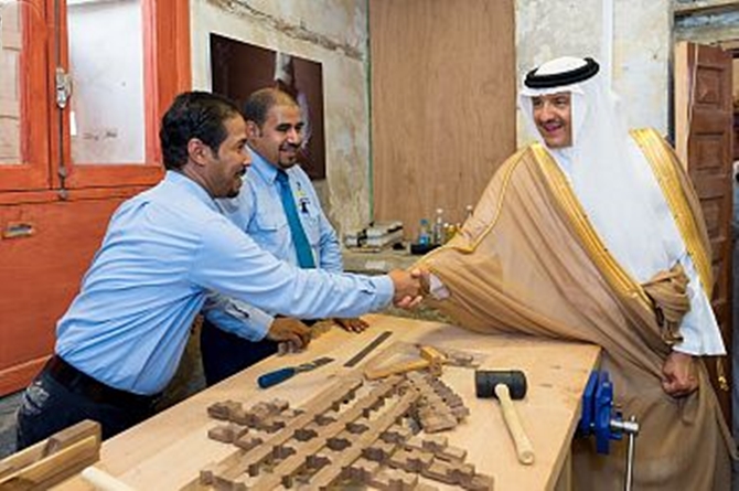 الأمير سلطان بن سلمان يزور مركز التدريب والانتاج الحرفي في جدة التاريخية