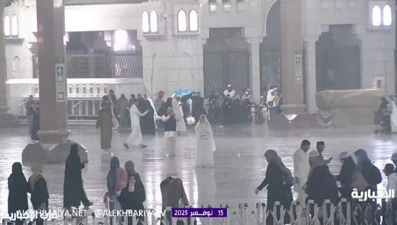شاهد ..ساحات المسجد النبوي تفيض بالدعاء مع هطول أمطار فجر اليوم شاهد ..ساحات المسجد النبوي تفيض بالدعاء مع هطول أمطار فجر اليوم
