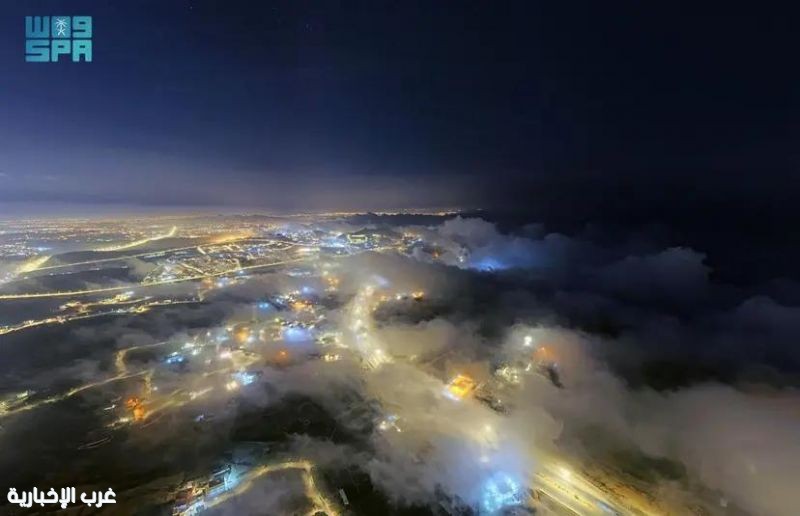 السحب والضباب ينسجان جمال أبها وروعة مرتفعات عسير السحب والضباب ينسجان جمال أبها وروعة مرتفعات عسير