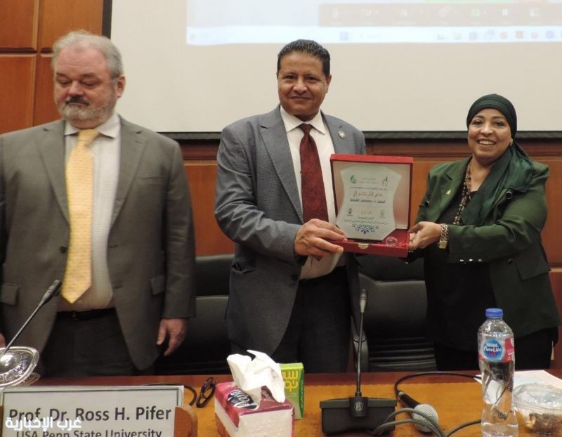 تكريم السفير مصطفى الشربيني في ملتقى "التمور المصرية تكريم السفير مصطفى الشربيني في ملتقى "التمور المصرية